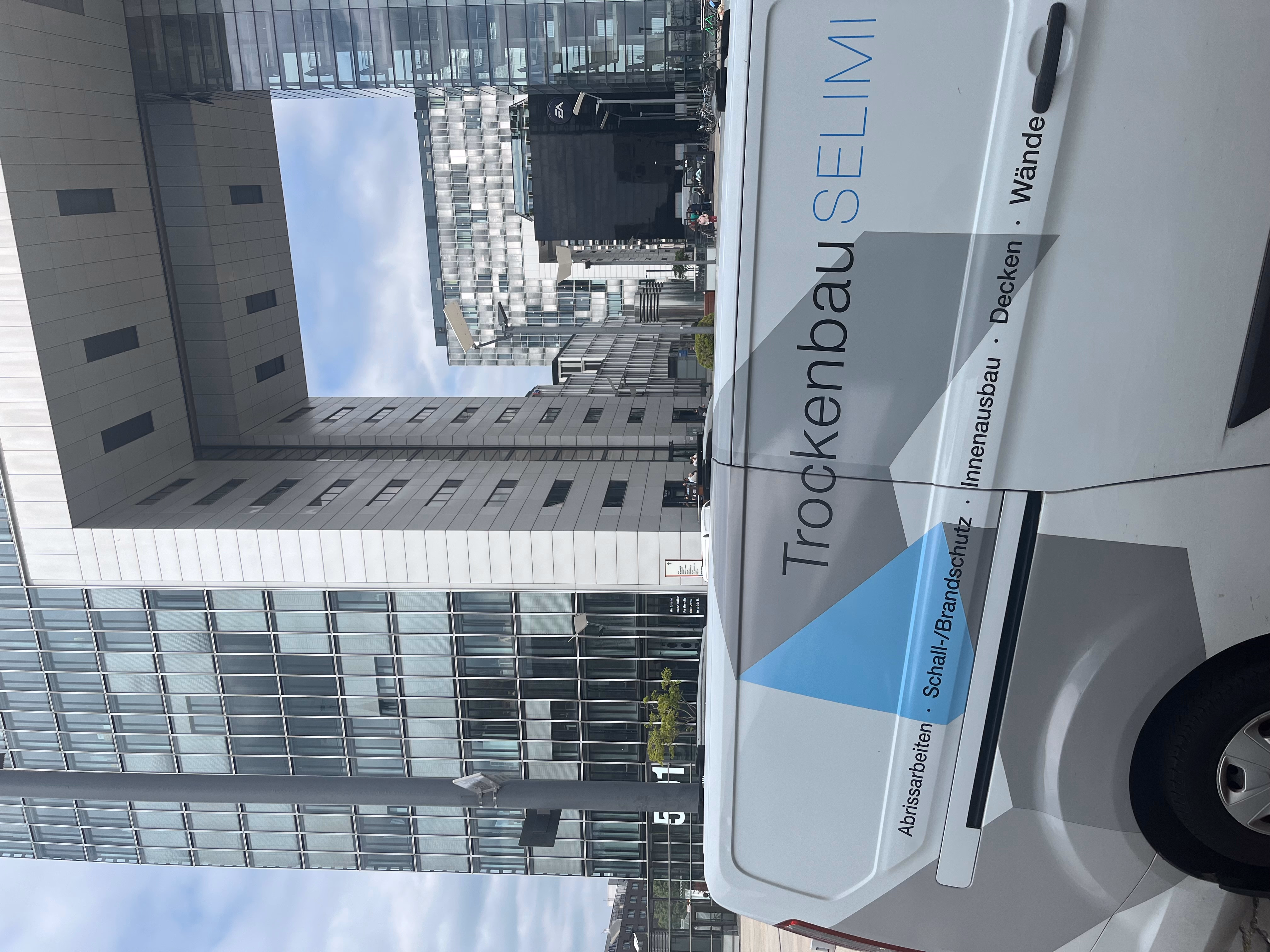 Trockenbau Selimi Firmenwagen in Köln am Rheinauhafen